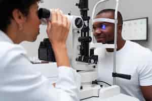 Free photo ophthalmologist doctor consulting a patient