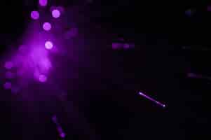 Бесплатное фото Волоконно-оптические кабели с фиолетовым светом