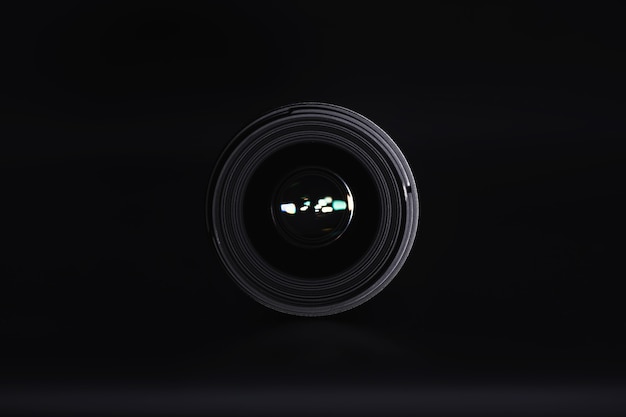 オペレーター​の​机​の​上​の​カメラ​へ​の​光学​。​フォト​レンズ​の​ガラス​の​フレア​。​写真家​の​技術​と​黒​の​背景​。