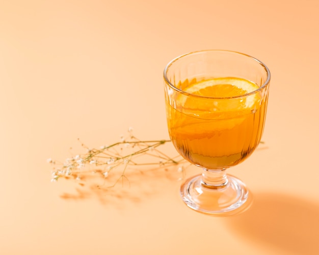 Апельсиновый алкогольный напиток с копией пространства