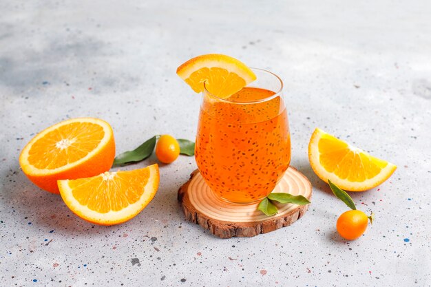 Оранжевый напиток из семян базилика.