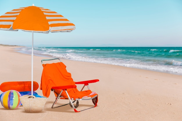 무료 사진 오렌지색 해변 우산 콜라지