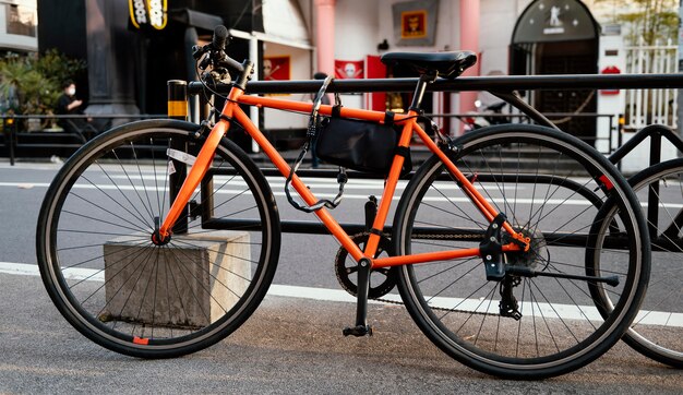 オレンジ色の自転車屋外