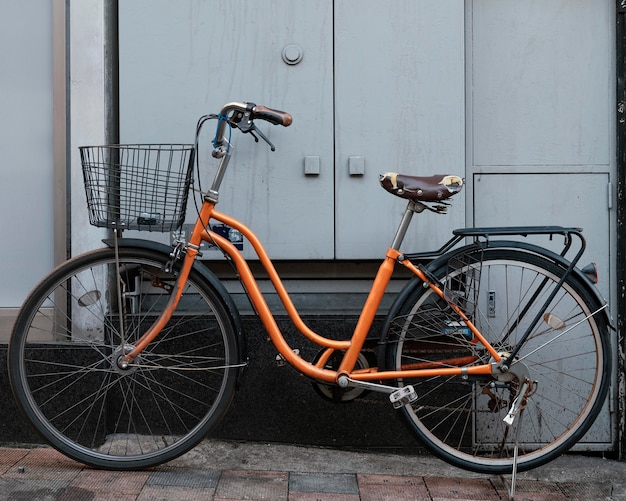 バスケット付きオレンジ色の自転車