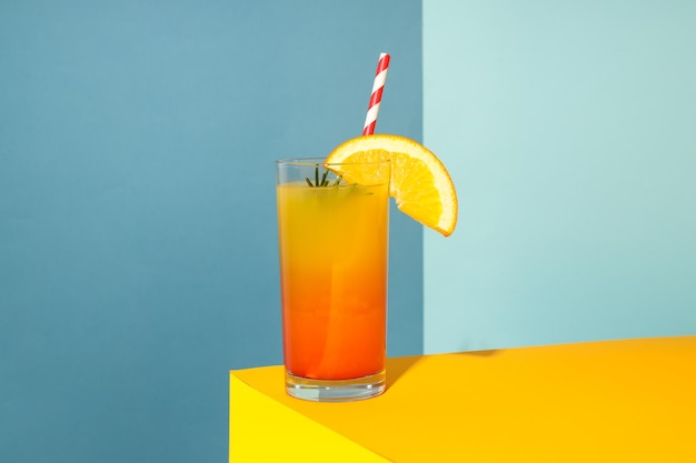 신선한 맛있는 여름 감귤류 칵테일의 오렌지 칵테일 개념