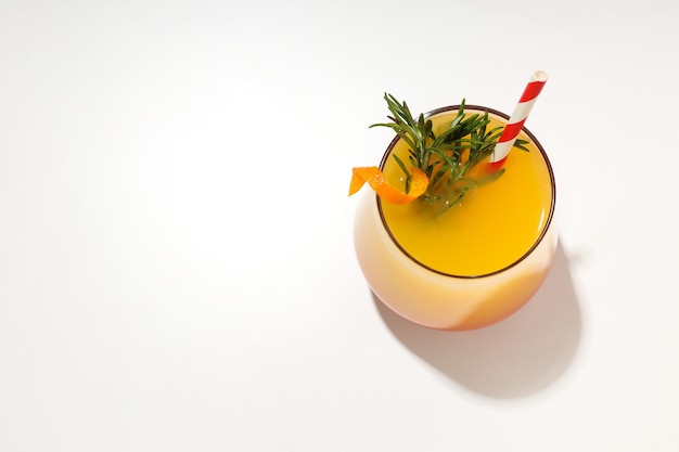 Концепция апельсинового коктейля из свежего вкусного летнего цитрусового коктейля
