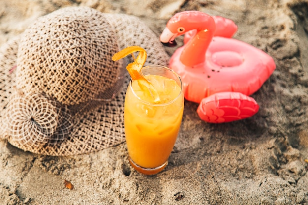 Foto gratuita orange cocktail sulla sabbia