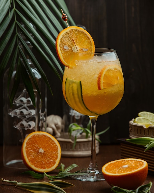 Апельсиновый коктейль с огурцом и дольками апельсина