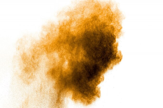 茶色の粉塵爆発の雲 白い背景の上の茶色の粒子スプラッタ プレミアム写真