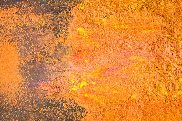 テーブルにオレンジ色のカラフルな粉