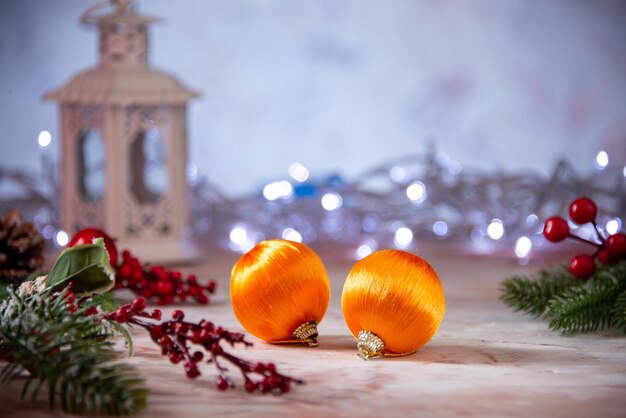 ぼやけた背景の上のクリスマスの概念として松の実とクリスマスツリーのオレンジ色の装飾