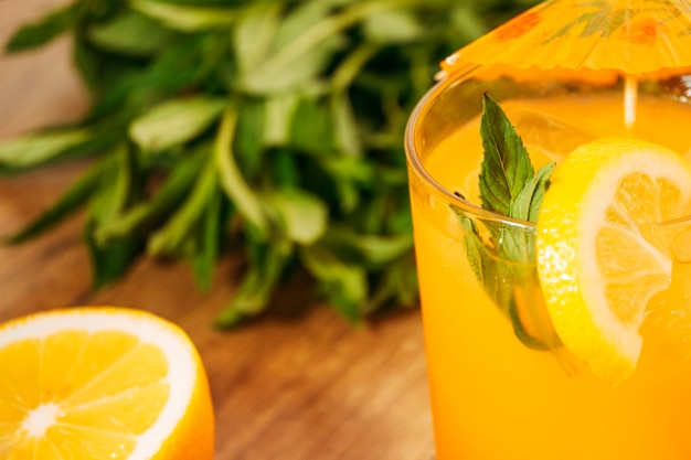 レモンスライスとオレンジ色の飲み物