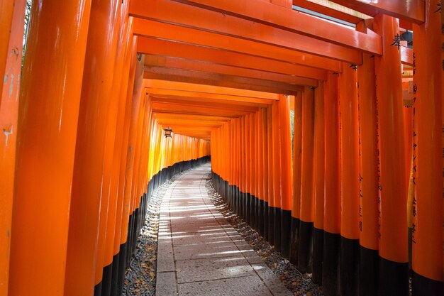 京都の伏見稲荷神社へのオレンジ色の入り口