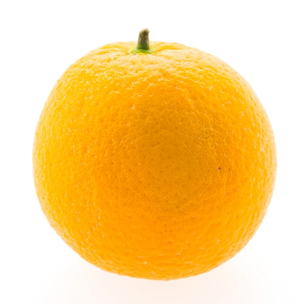 Бесплатное фото Оранжевый фрукт изолирован на белом фоне