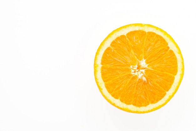 Оранжевый плод на белом фоне