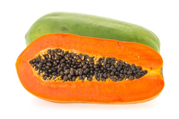 оранжевый плод папайи на белом фоне