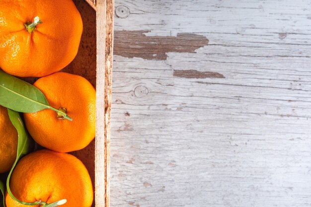 コピースペース木製表面と木製ボックストップビューでオレンジ色の果物