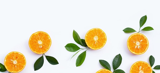 흰색 바탕에 오렌지 과일입니다. 칼로리가 낮고 비타민 c와 섬유질이 풍부한 감귤류