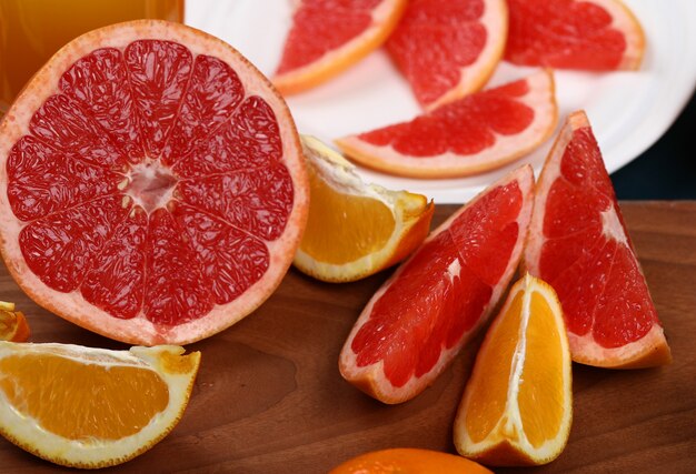 Ломтики апельсина и грейпфрута.