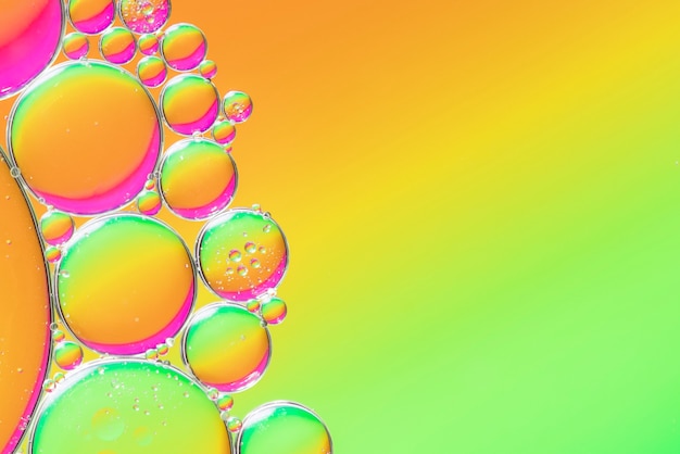 泡とオレンジと緑の抽象的な背景