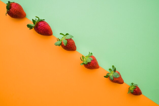 딸기와 오렌지와 녹색 표면
