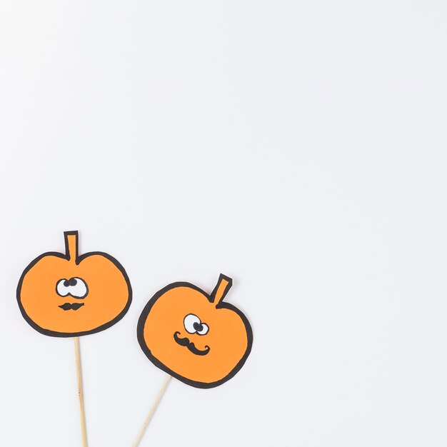 Оранжевые тыквы Хэллоуина на палочках