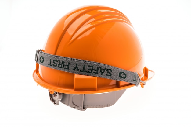 흰색 배경에 오렌지 하드 플라스틱 건설 헬멧입니다.
