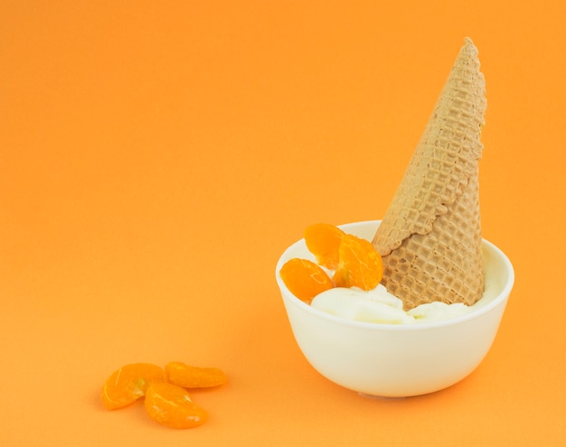 Оранжевая миска для мороженого