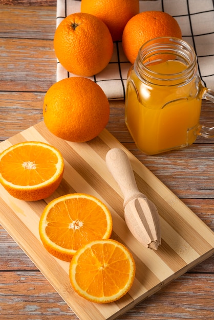 まな板の上のガラスの瓶にオレンジジュース
