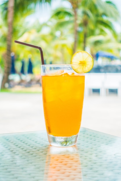 オレンジジュースのグラス