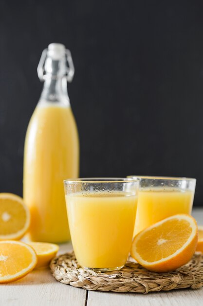 オレンジジュースのグラスとボトル
