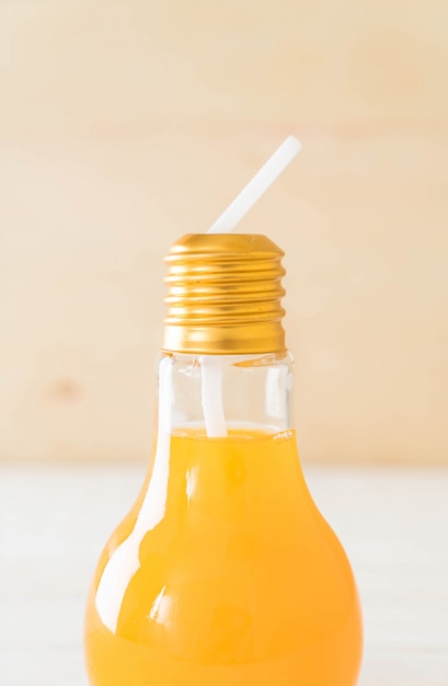 무료 사진 램프 모양 유리에 오렌지 주스