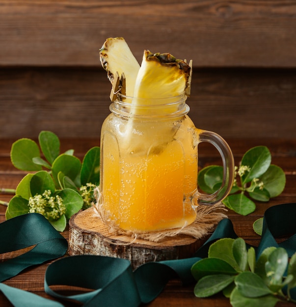 Limonata all'arancia con fetta di ananas