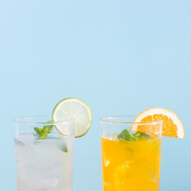 Апельсиновые и лаймовые свежие напитки с копией пространства