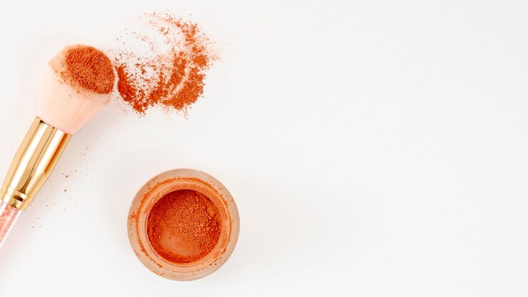 मुफ़्त फोटो orange make-up on white background with copy space