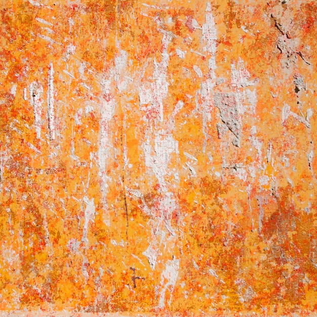 オレンジ塗装コンクリートの壁