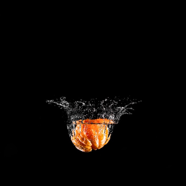 Апельсин, погружаясь в воду