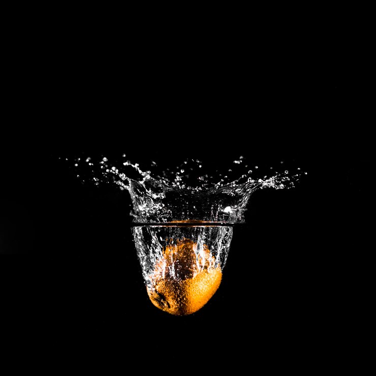 Free Photo orange plunging into the water