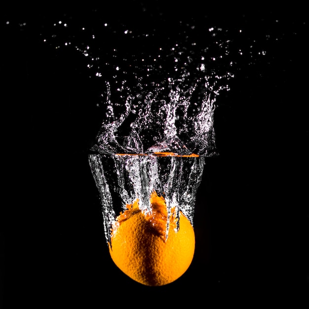 Апельсин, погружаясь в воду