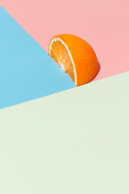 カラフルな背景のオレンジスライス