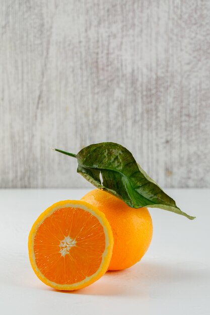 오렌지와 잎 측면보기와 슬라이스