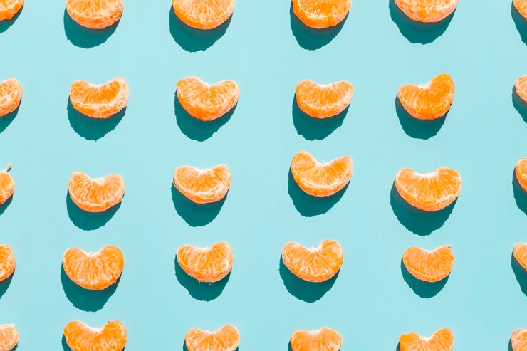Free Photo orange slices on blue background