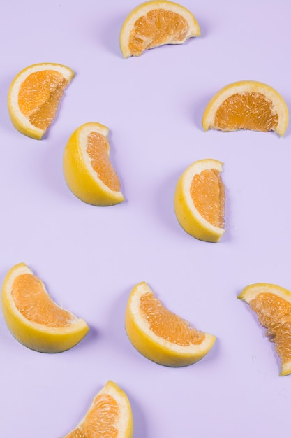 Апельсиновые дольки на фиолетовом фоне