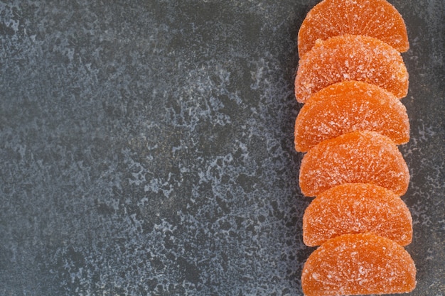 Foto gratuita marmellata di gelatina dolce all'arancia su fondo di marmo. foto di alta qualità