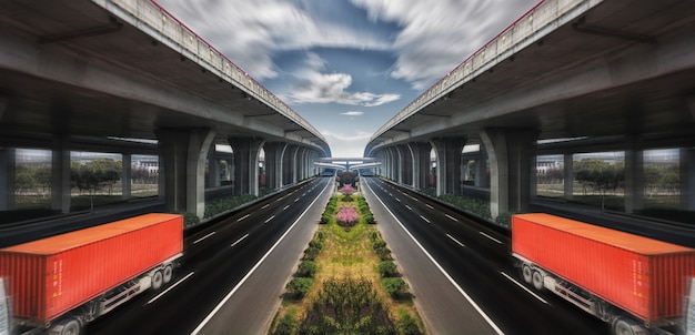 Foto gratuita camion arancioni sulla strada