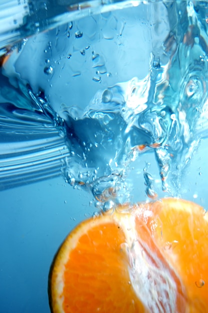 跳ね水の下にオレンジ