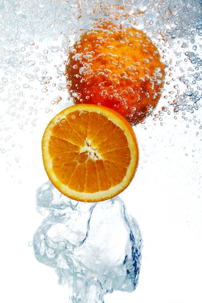 Free photo oranges dropped into water