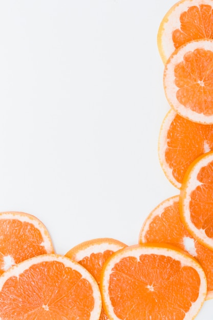 Foto gratuita fette di arance su sfondo isolato