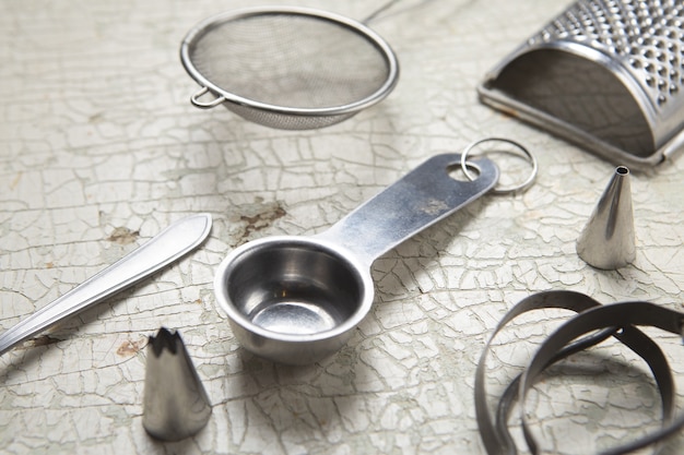 Free photo ordered composition of baking tools