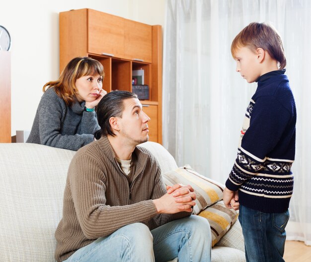 十代の息子を怒らせる普通の両親